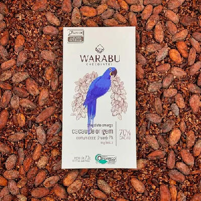 Untitled Embalagem de chocolate Warabu pocisionado sobre amêndoas de Cacau.