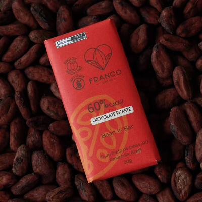 Untitled Embalagem de chocolate picante da marca franco Cacao pocisionado sobre amêndoas de Cacau.