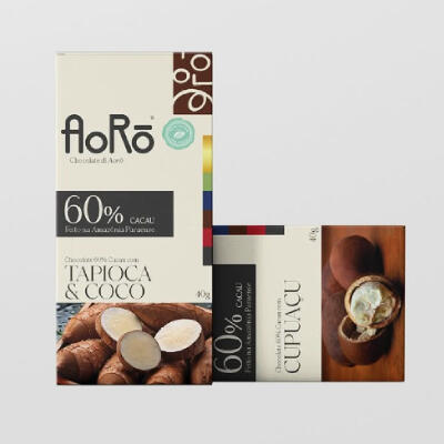 Untitled Embalagens da marca de chocolates Aorô sobre fundo offwhite liso.