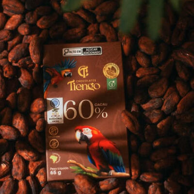 Untitled Embalagem de chocolate da marca Tiengo pocisionado encima de amêndoas de Cacau.