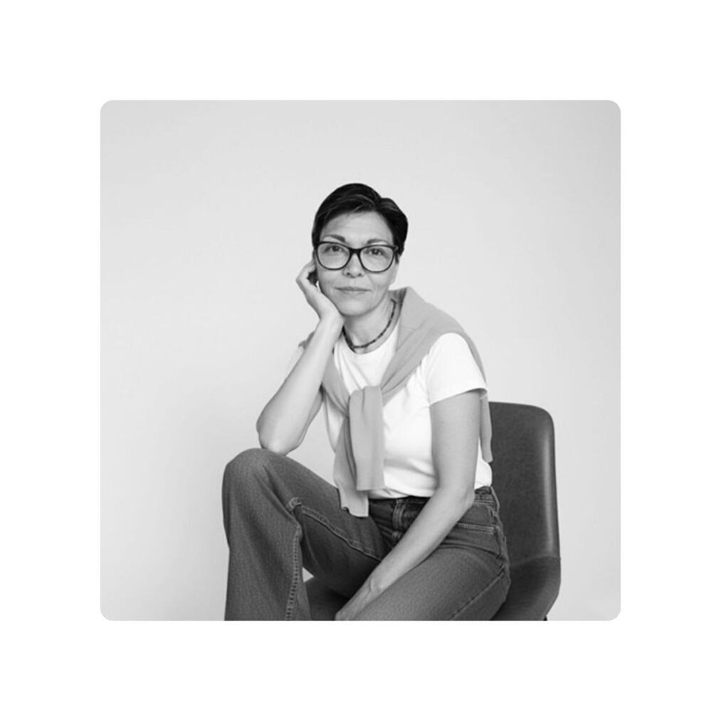 denise-facciuto-fundadora-omicha-chocolates-da-amazônia.jpg Retrato em preto e branco de Denise Facciuto, fundadora da marca Omicha e especialista em alimentos de origem e chocolates bean-to-bar da Amazônia.