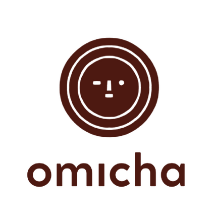 Logotipo da marca Omicha. A imagem apresenta um design minimalista com sol geométrico representando rosto geometrico na cor marrom.