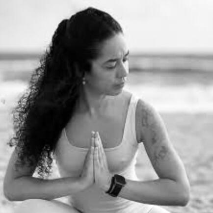 depoimento-marilia-confeiteira-flor-de-lima-omicha.jpg Retrato da confeiteira Marília, uma mulher jovem de cabelos cacheados escuros, rindo para a câmera em depoimento para a OMICHA.