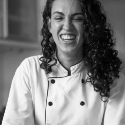 depoimento-danielle-barroso-nutricionista-omicha.jpg Retrato da nutricionista Danielle Barroso, uma mulher jovem de cabelos lisos e claros, sorrindo suavemente para a câmera em depoimento para a OMICHA.